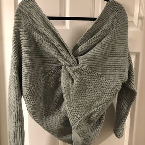 NWOT Very cute knot sweater